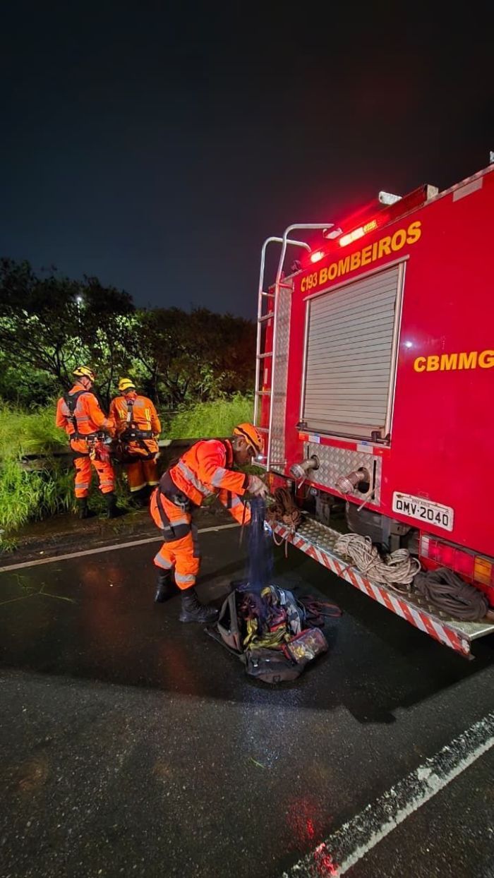 Motorista embriagado perde controle, capota e cai no Rio Arrudas em BH