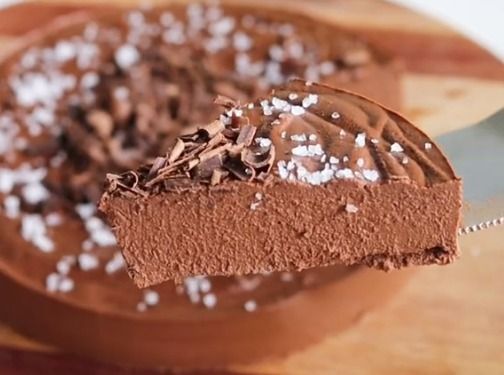 Fatia de mousse de maçã com chocolate com flor de sal por cima 