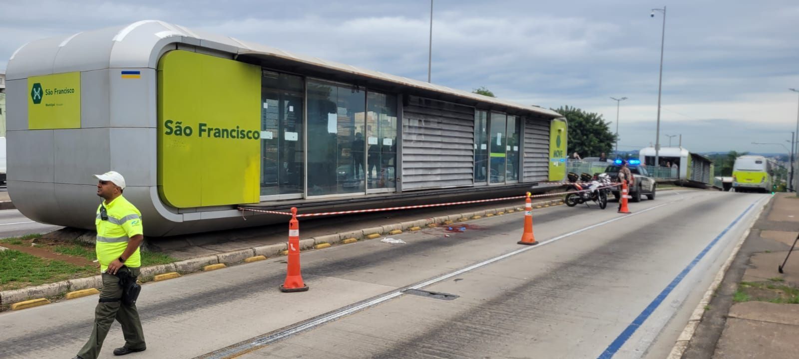 Homem é esfaqueado dentro de cabine do Move e jogado na avenida Antônio Carlos