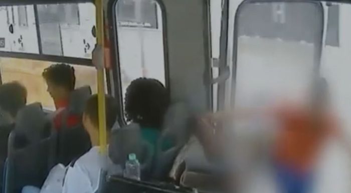 A jovem estava com o marido e o filho na hora do acidente, segundos antes de cair de dentro do ônibus em movimento.
