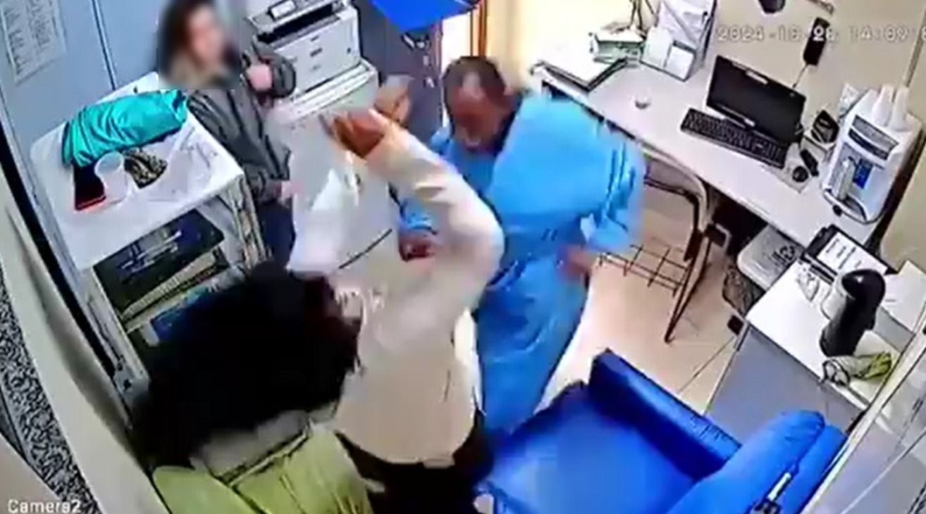 Funcionária é agredida por colega de trabalho dentro de hospital no RJ; veja vídeo
