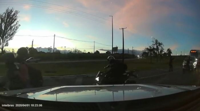 Momento em que homem que sequestrou mulher durante audiência é abordado pela Polícia Militar.