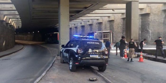 O corpo apresentava ferimento por algum objeto cortante, possivelmente por uma faca.