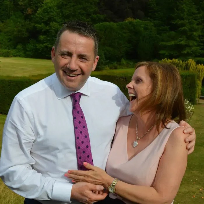 John Hunt, comentarista de corridas da BBC 5 Live com sua esposa Carol, que se acredita ser uma das vítimas de um assassinato com tripla besta junto com as duas filhas do casal. John Hunt, comentarista de corridas da BBC 5 Live com sua esposa Carol, que se acredita ser uma das vítimas de um assassinato com tripla besta junto com as duas filhas do casal.