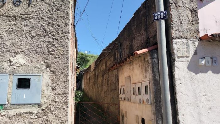 Muro de casa onde avião caiu em 11 de março de 2023 precisou ser totalmente refeito Muro de casa onde avião caiu em 11 de março de 2023 precisou ser totalmente refeito