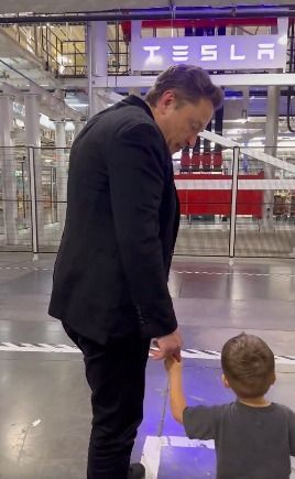 Elon Musk com um dos seus filhos na empresa Tesla. Elon Musk com um dos seus filhos na empresa Tesla.