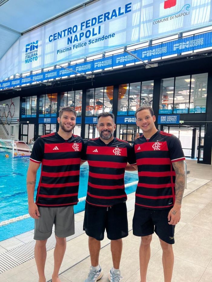 Guilherme Caribé e Murilo Sartori e o técnico Carlão, representantes do Flamengo, na natação do Brasil em Paris Guilherme Caribé e Murilo Sartori e o técnico Carlão, representantes do Flamengo, na natação do Brasil em Paris
