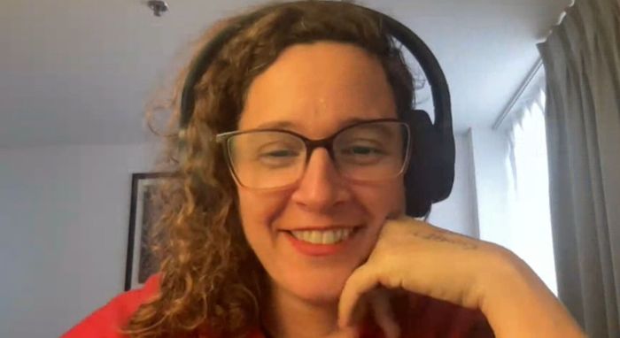 natalia viana com fone de ouvido.jpeg