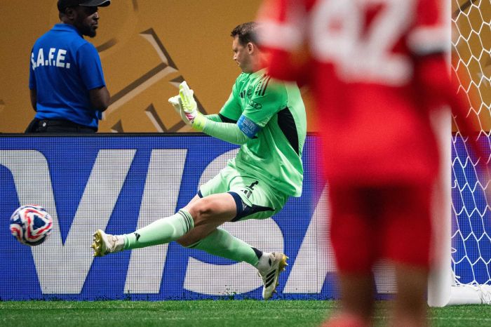 Neuer fez grandes defesa na partida entre Bayern de Munique e PSG