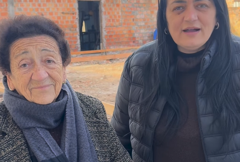 Dona Neuza, avó do Matteus, em visita à futura casa