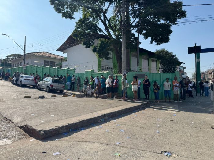 Fila dobra o quarteirão em Ribeirão das Neves 
