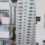 Mulher escorrega e fica pendurada em prédio ao tentar limpar janela em SP; veja vídeo