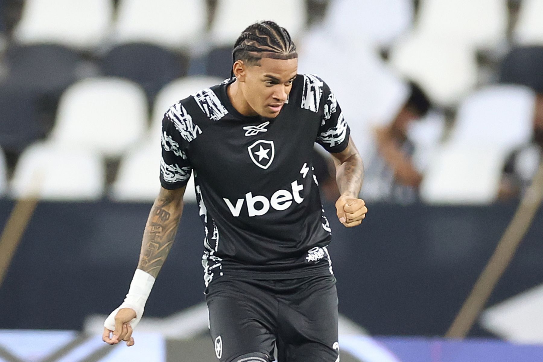 Santos não fecha negociação a tempo, e volante permanecerá no Botafogo; saiba detalhes