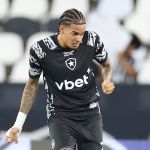 Santos não fecha negociação a tempo, e volante permanecerá no Botafogo; saiba detalhes