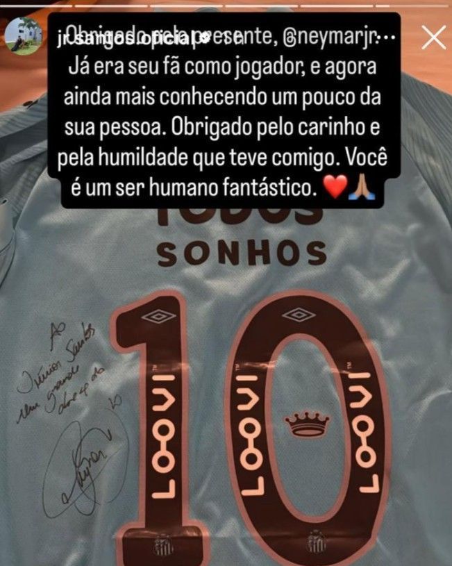 Camisa de Neymar que Júnior Santos, do Atlético, ganhou de presente