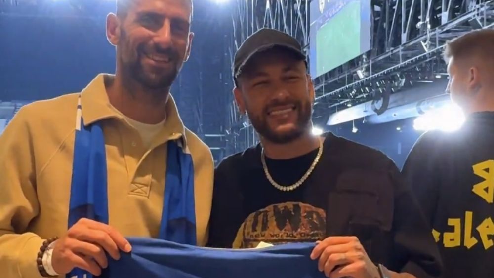 Perto de retorno, Neymar assiste a jogo do Al-Hilal e presenteia Djokovic