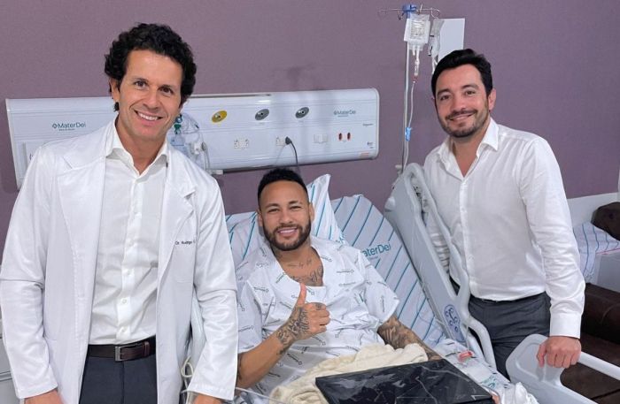 Neymar passou por cirurgia em Belo Horizonte com o médico Rodrigo Lasmar, do Atlético e da Seleção Brasileira