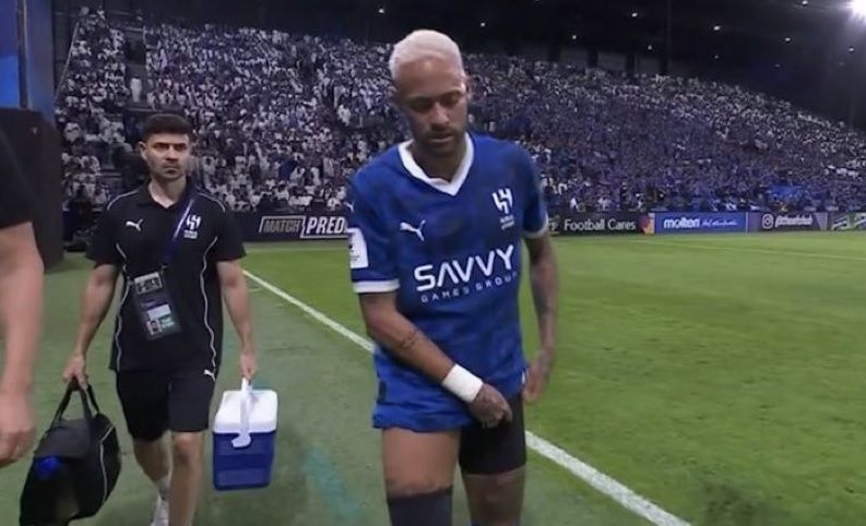 Neymar joga menos de 30 minutos, sente lesão e deixa jogo do Al Hilal irritado