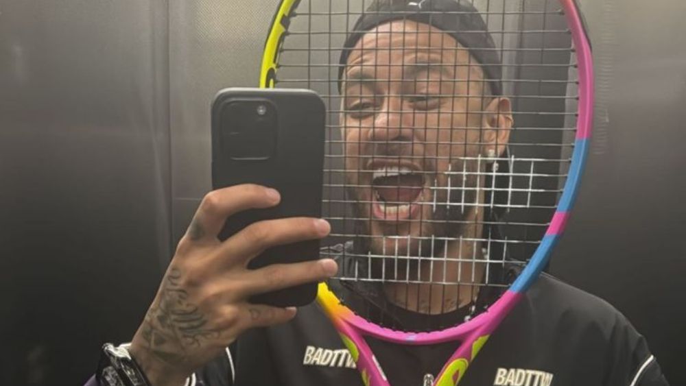 Neymar volta a assistir jogo de tênis em Riade e troca presentes com Nadal e Alcaraz