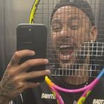Neymar volta a assistir jogo de tênis em Riade e troca presentes com Nadal e Alcaraz