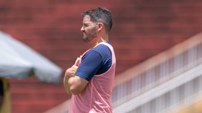 Nicolás Larcamón observa jogo entre Pouso Alegre e Cruzeiro, em Uberlândia