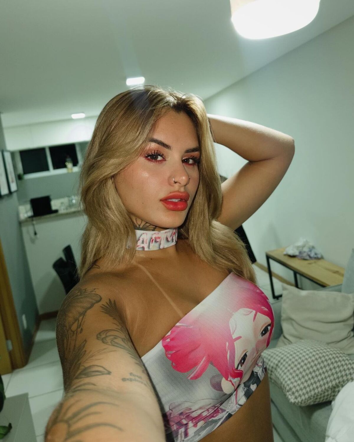 Influenciadora retira preenchimento labial e resultado assusta seguidores; veja antes e depois
