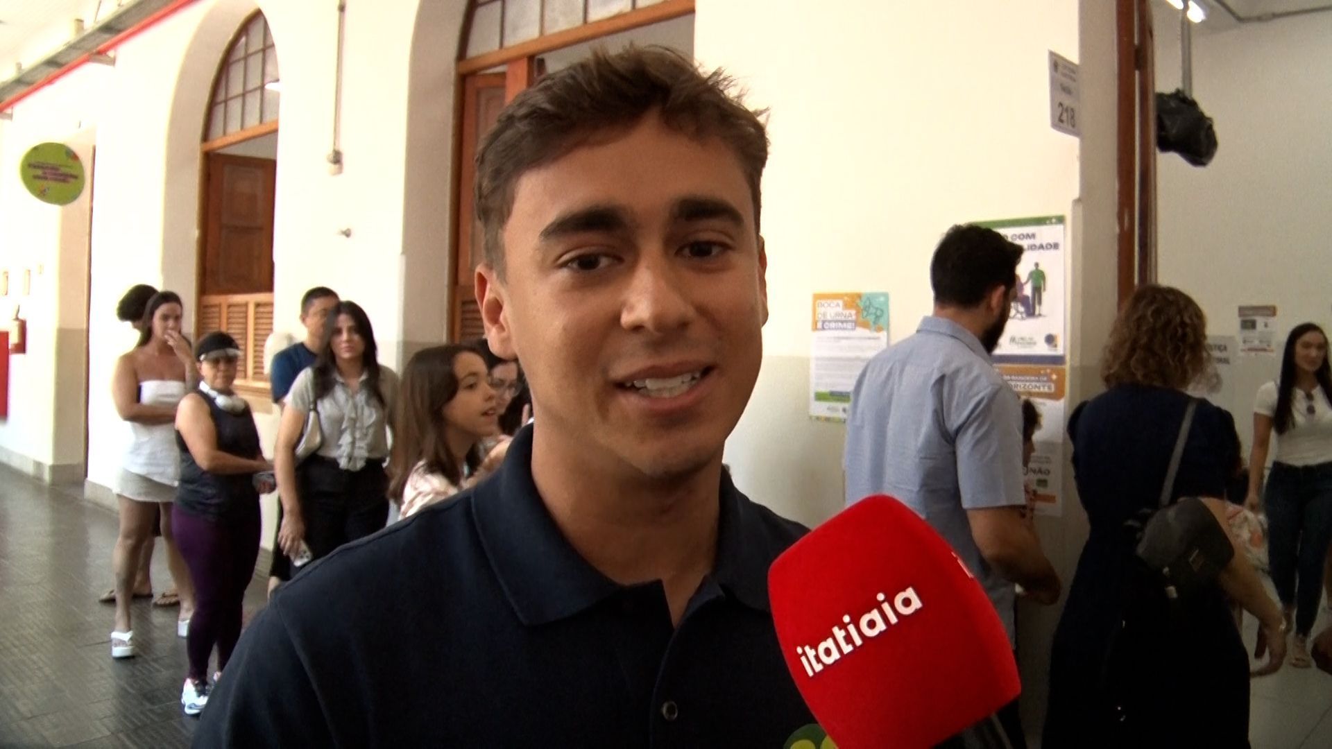 Nikolas vota no bairro Nova Suíça e faz previsões para 2026