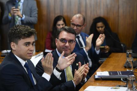 O deputado federal Nikolas Ferreira e o senador Flávio Bolsonaro, pré-candidato à Presidência da República