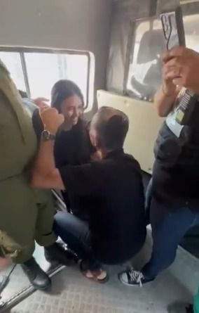 Noa Argamani foi sequestrada no festival de música Nova em 7 de outubro. Ela acabou de ser resgatada pelas FDI com outros três reféns e reunida com seu pai.