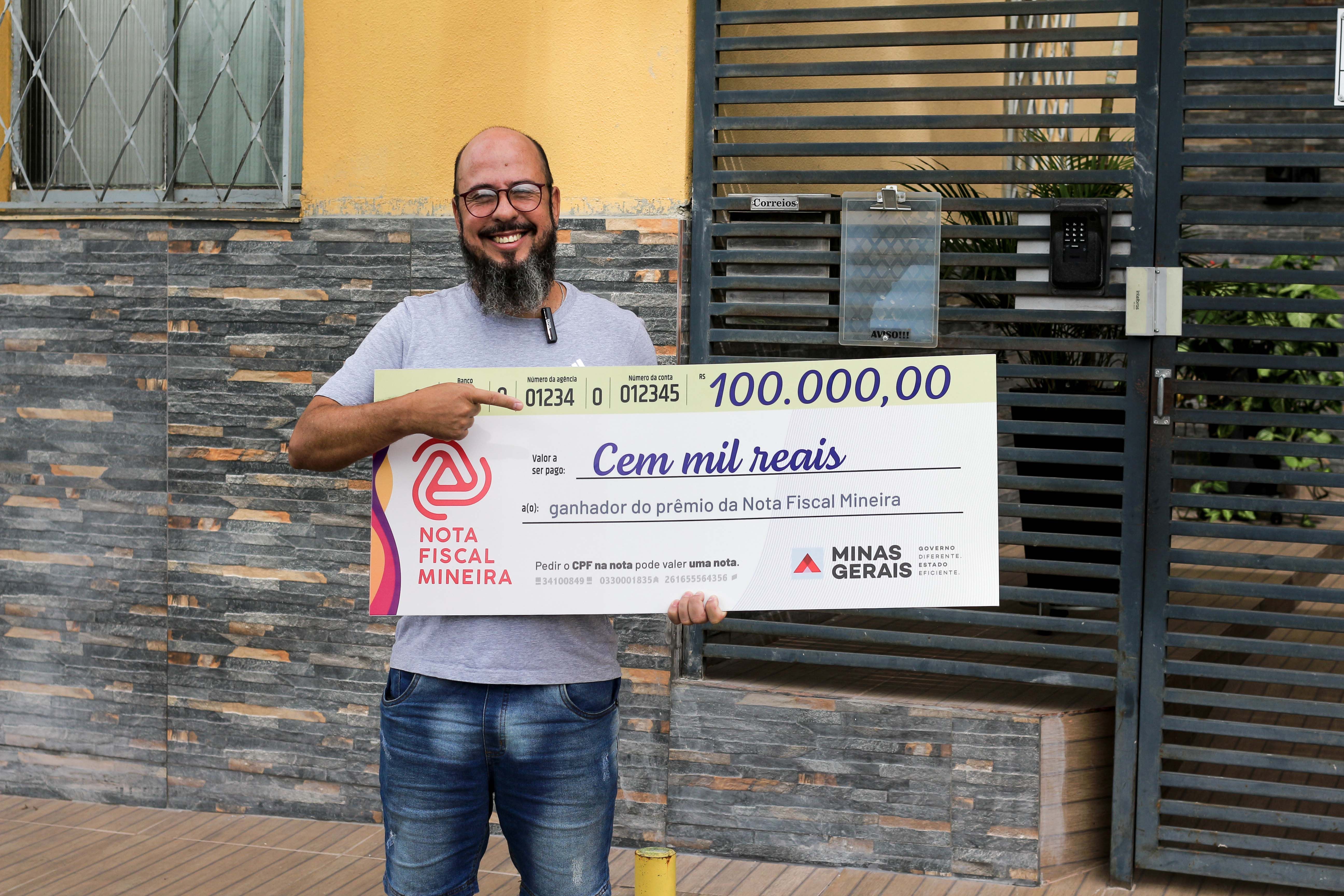 Caminhoneiro de Contagem recebe R$ 100 mil no prêmio da Nota Fiscal Mineira