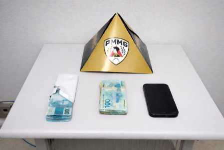 PRF e PM apreenderam R$ 1.700 em notas falsas, R$ 968 em dinheiro verdadeiro e um aparelho celular