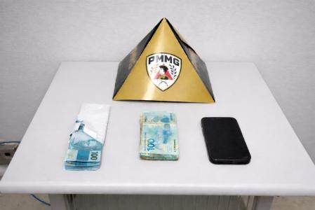 PRF e PM apreenderam R$ 1.700 em notas falsas, R$ 968 em dinheiro verdadeiro e um aparelho celular