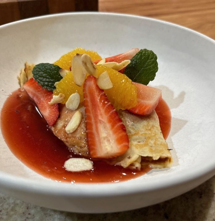 Crepe de morangos, laranja Bahia e hortelã