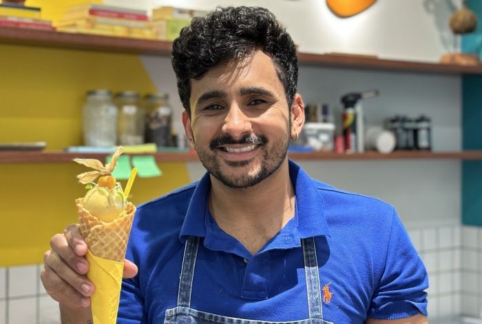 Chef Pedro Barbosa do Uaiê com sorvete na mão