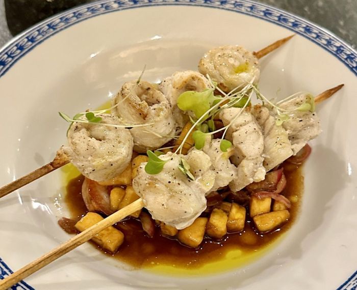 Yakitori de peixe com vinagrete de banana