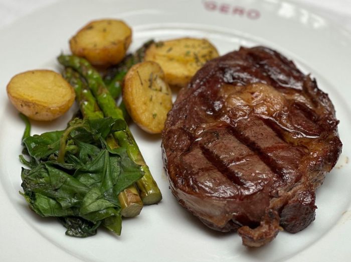 Ancho de Wagyu com aspargos, batatas e espinafre