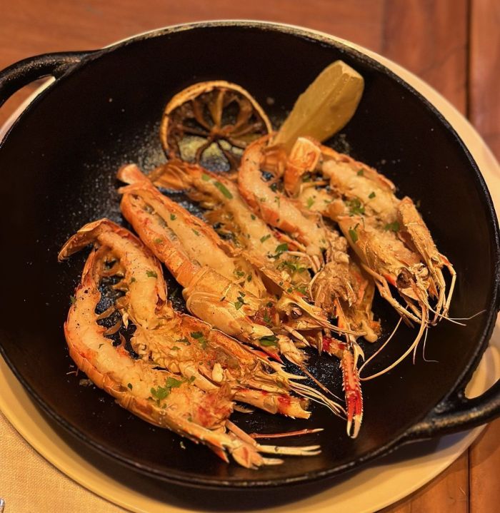 Lagostins grelhados no forno a carvão