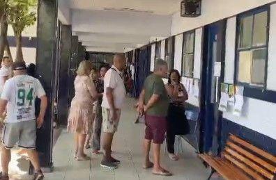 De acordo com as primeiras informações, o caminhão e o ônibus bateram de frente na altura do KM 19, próximo ao Condomínio Village Royale, no sentido Raposos.