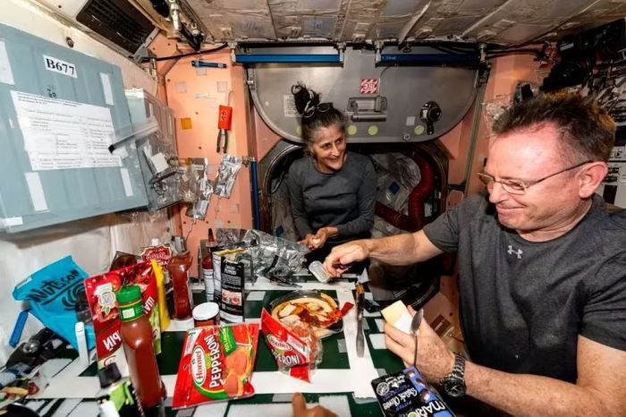 Novas fotos de astronautas 'presos' no espaço impressionam. Dupla está 'presa' no espaço há mais de 150 dias.