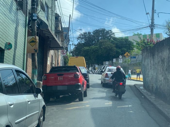 Vaículos passam sobre quebra-mola com a sinalização apagada em BH