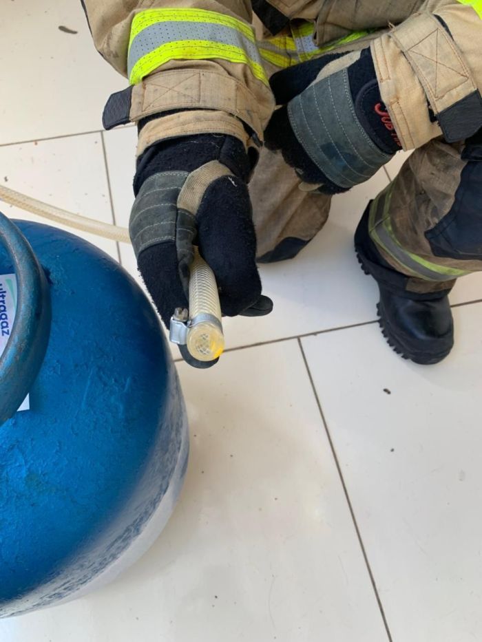 Vazamento de gás foi causado pelo desprendimento da mangueira do botijão de gás de cozinha com o fogão Vazamento de gás foi causado pelo desprendimento da mangueira do botijão de gás de cozinha com o fogão