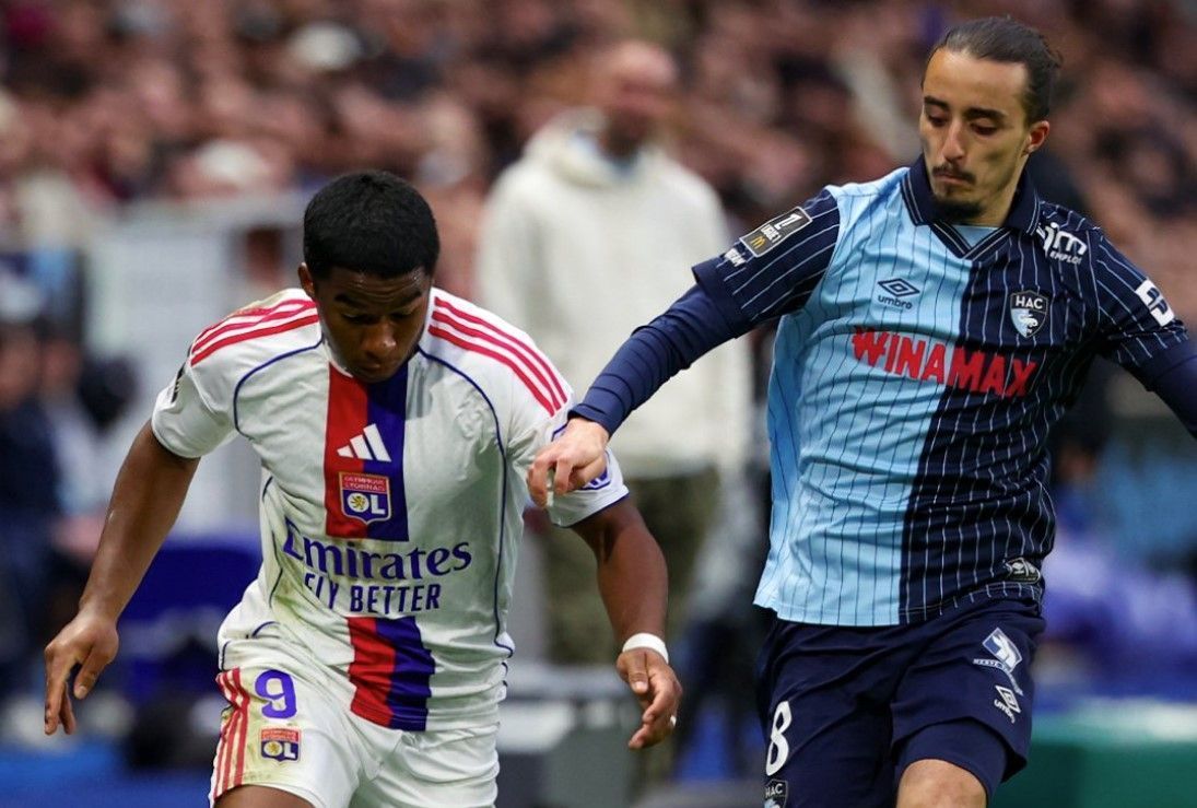 Endrick força expulsão de rival na França, mas passa em branco em empate do Lyon