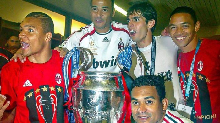 Dida, Cafu, Kaká, Serginho e Ricardo Oliveira comemoram título da Champions com o Milan em 2007