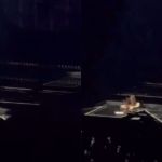 Vídeo: Olivia Rodrigo cai em buraco no palco durante show na Austrália