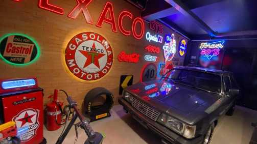 Paixão de infância pelos anos 80 foi usada como decoração no hall de entrada