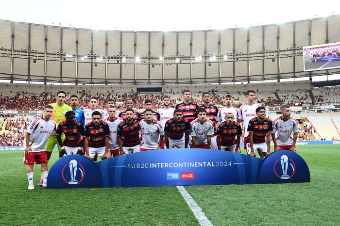 Times de Flamengo e Olympiacos antes da Copa Intercontinental Sub-20, no Maracanã