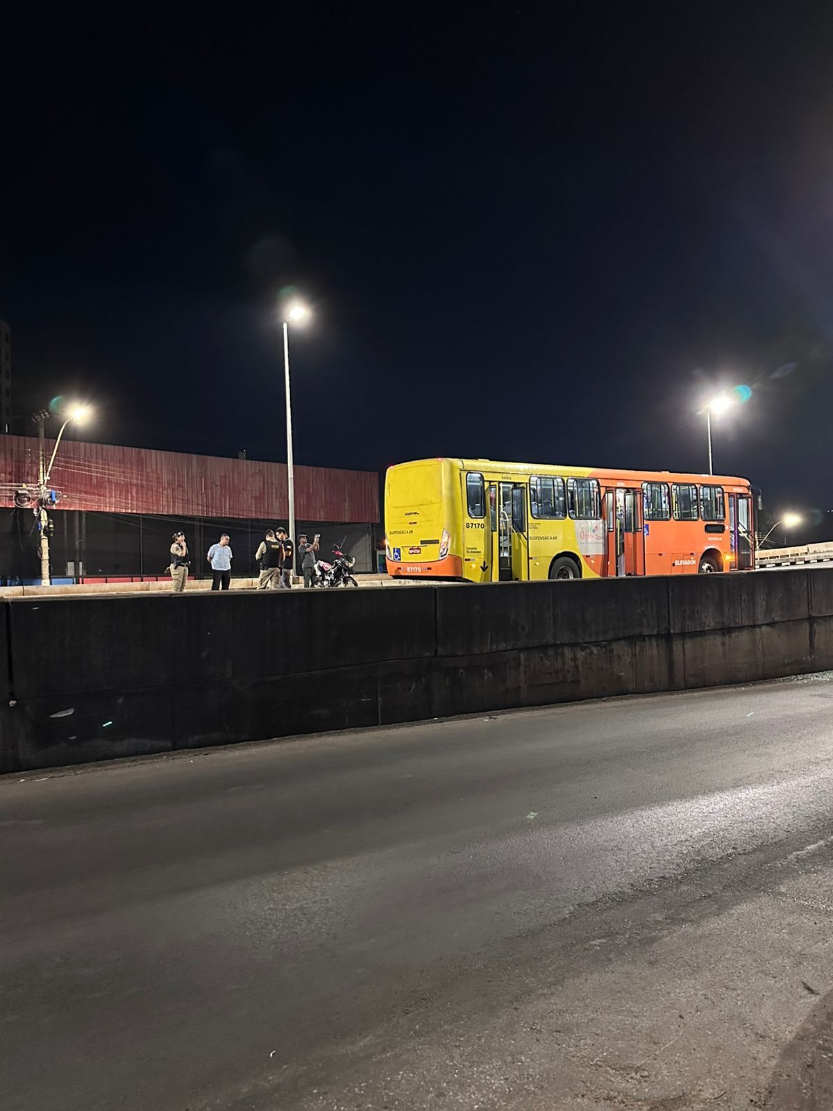 Ônibus despenca de viaduto: veja imagens de cena de filme da Netflix gravado em BH