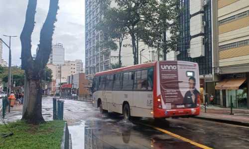 Ônibus circulando no Centro de Juiz de Fora