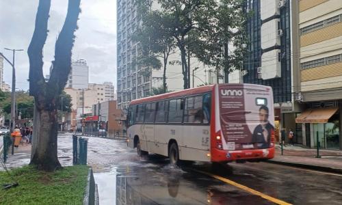 Ônibus circulando no Centro de Juiz de Fora