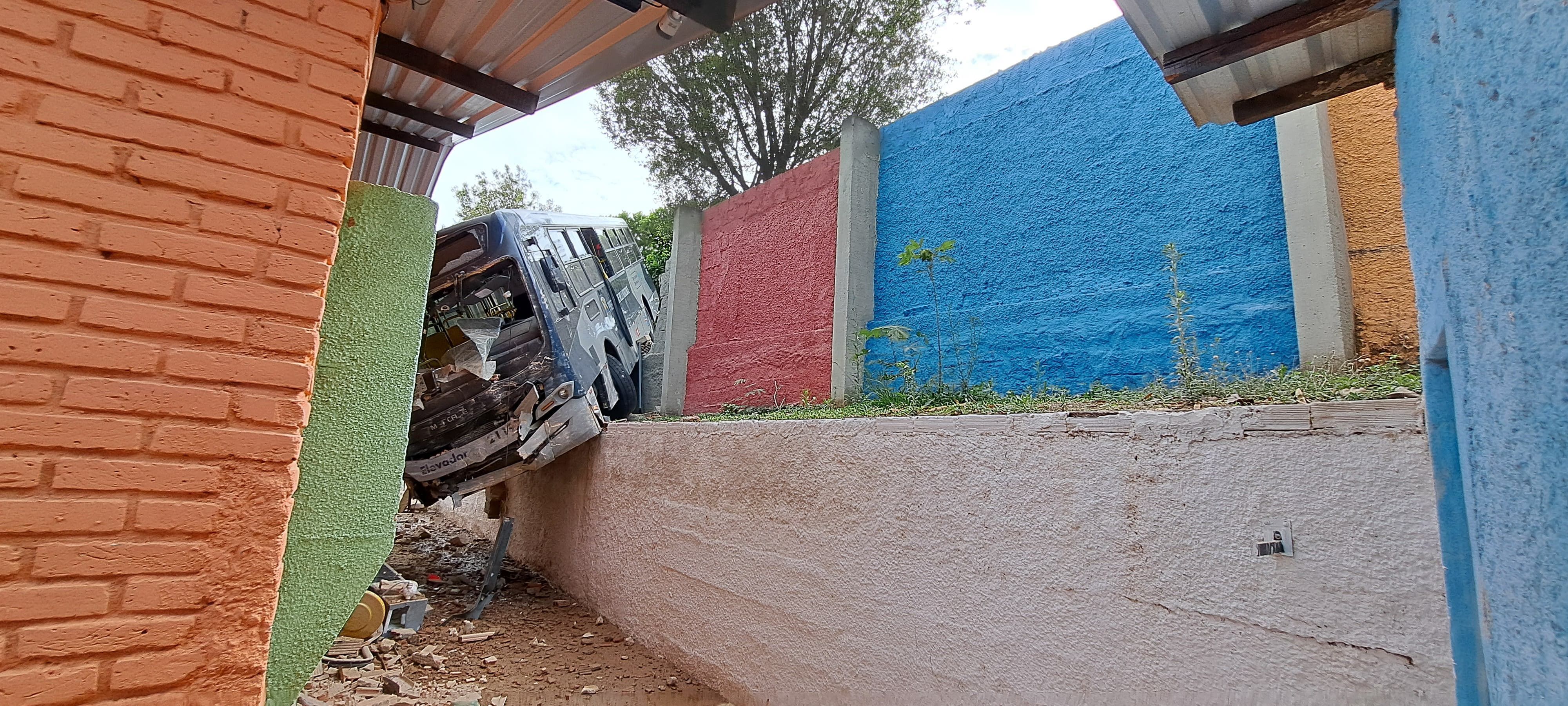 Ônibus 'sem freio' que atingiu creche de BH é novo e fez apenas seis viagens, diz PBH